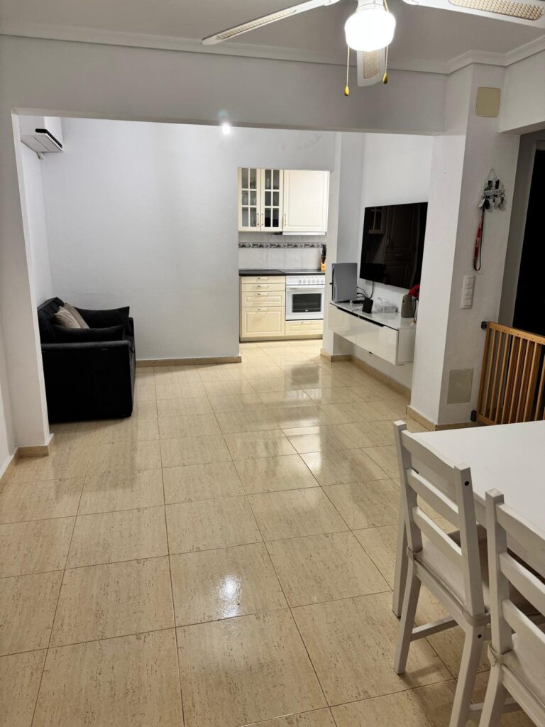 “Salón comedor luminoso de adosado en Gran Alacant Costa Blanca”
