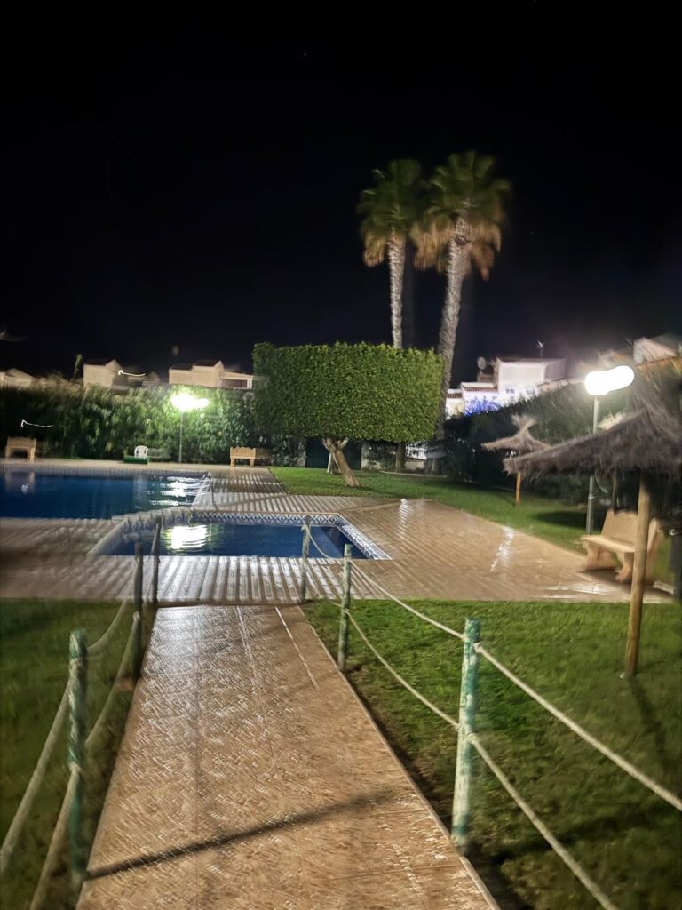 “Urbanización con piscina comunitaria en Gran Alacant Alicante”
